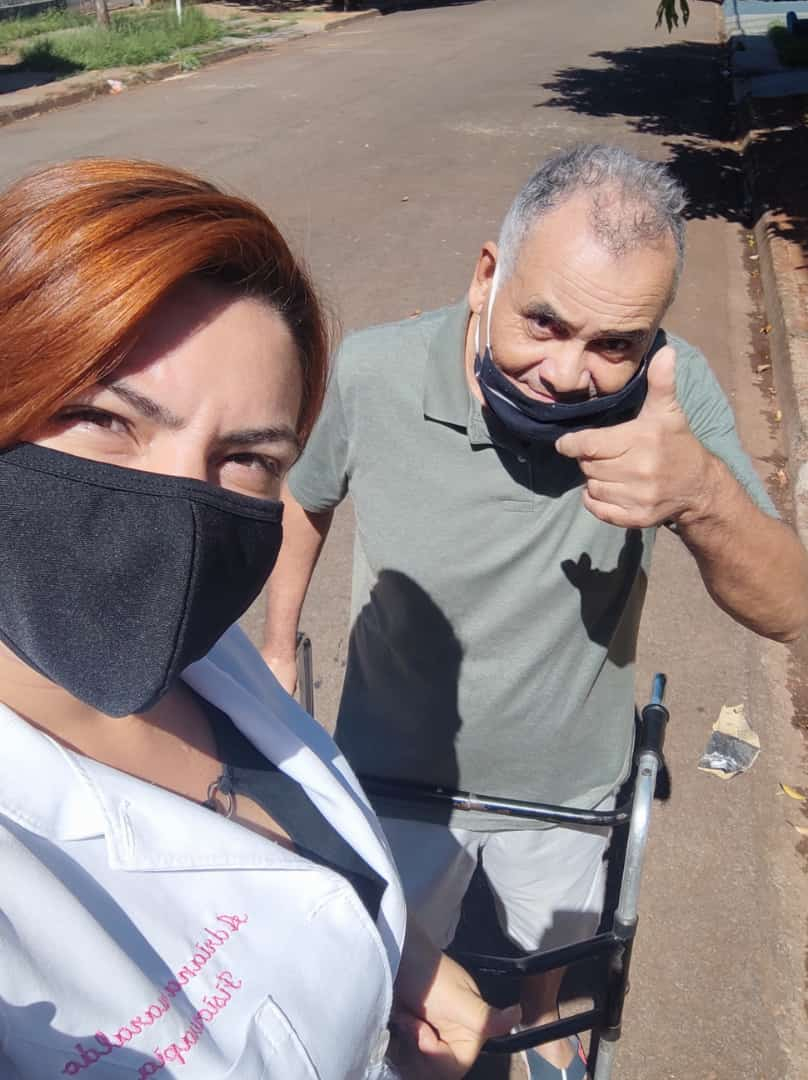 Fisioterapeuta Adriana realizando treino de marcha com seu paciente Sr. Aparecido, mais uma a��o solidaria, reabilitando sonhos, assim vamos seguindo nosso proposito em levar um pouco a mais de alegria aos nossos pacientes