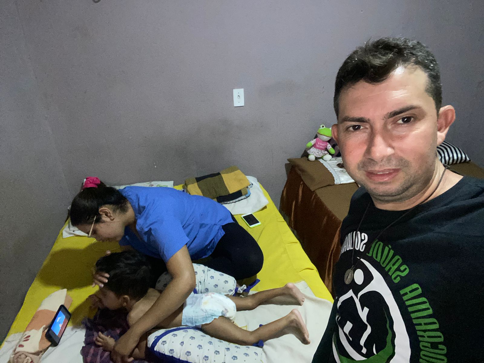 Atendimento de fisioterapia do paciente Issac, em Acopiara - Cear�